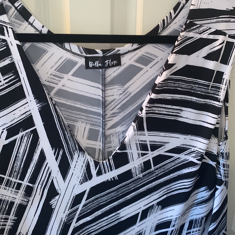 Abstract jumpsuit! 🖤🤍 - Picture 5 of 5